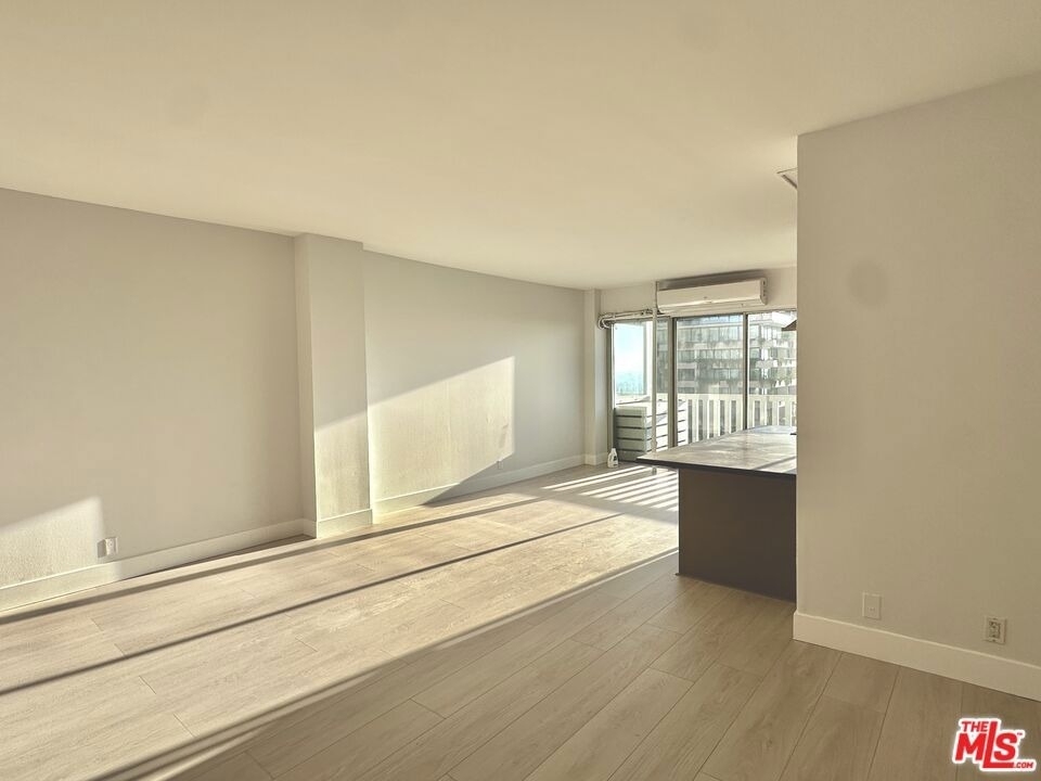 999 Doheny Drive - Photo 4