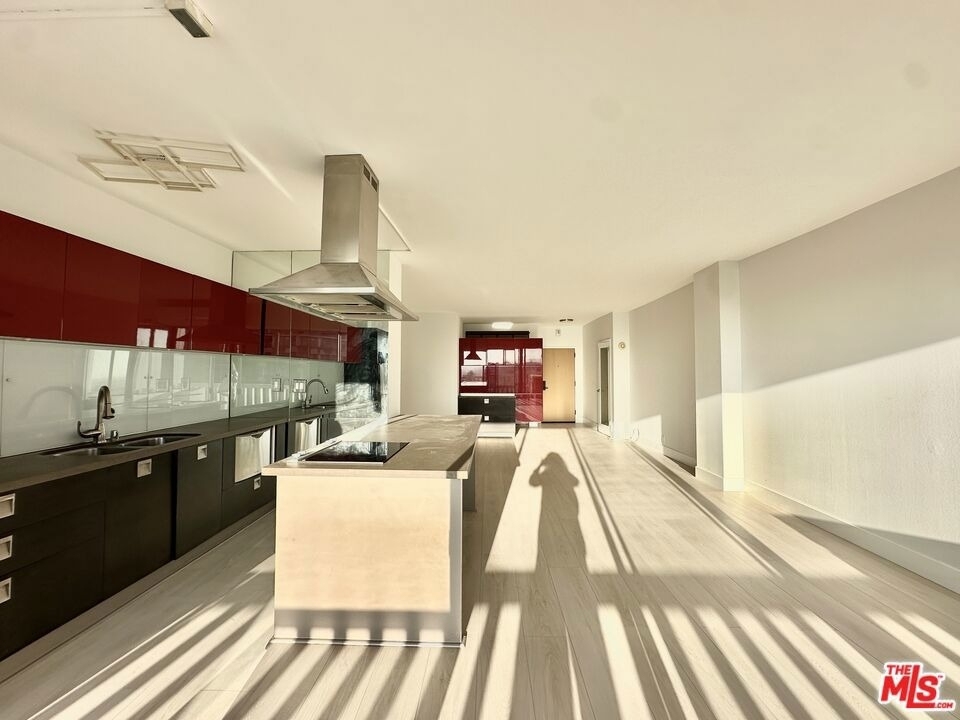 999 Doheny Drive - Photo 2