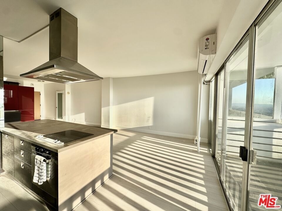 999 Doheny Drive - Photo 3