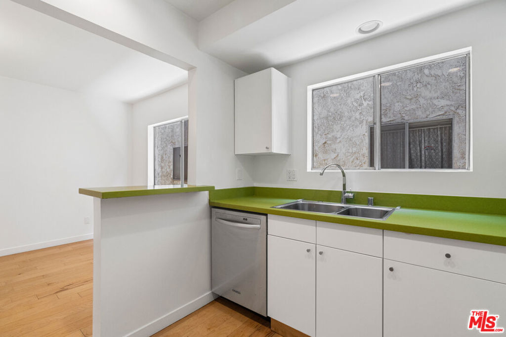 1828 Barry Avenue - Photo 16
