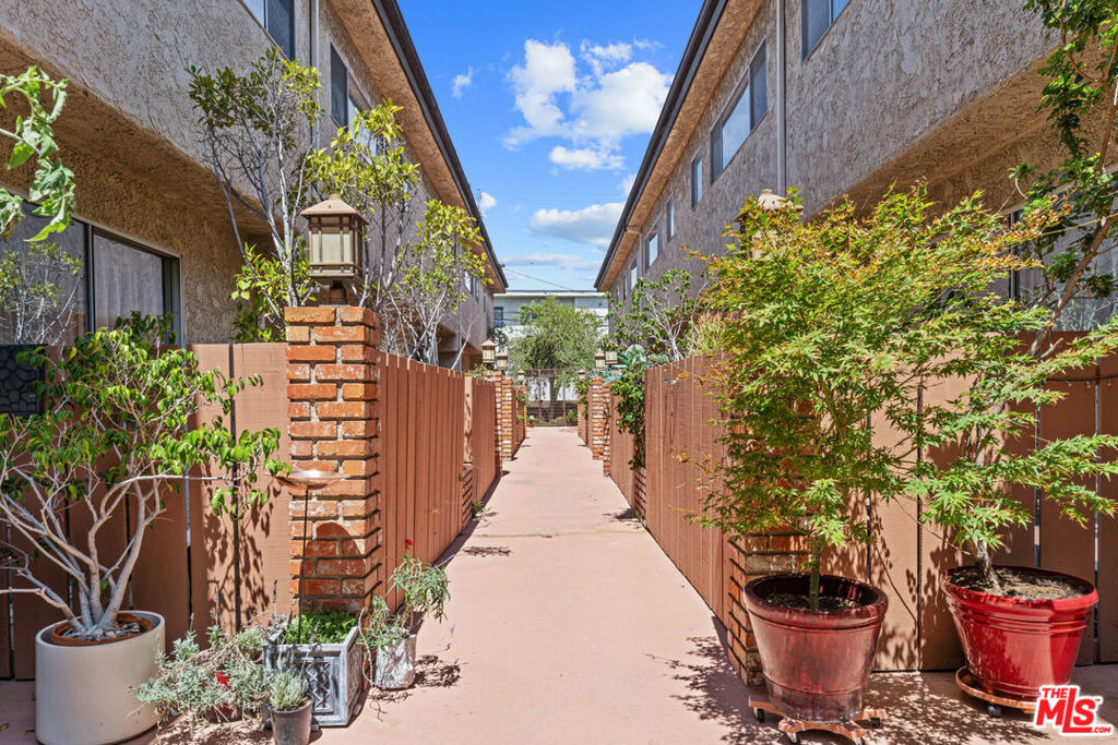 1828 Barry Avenue - Photo 37