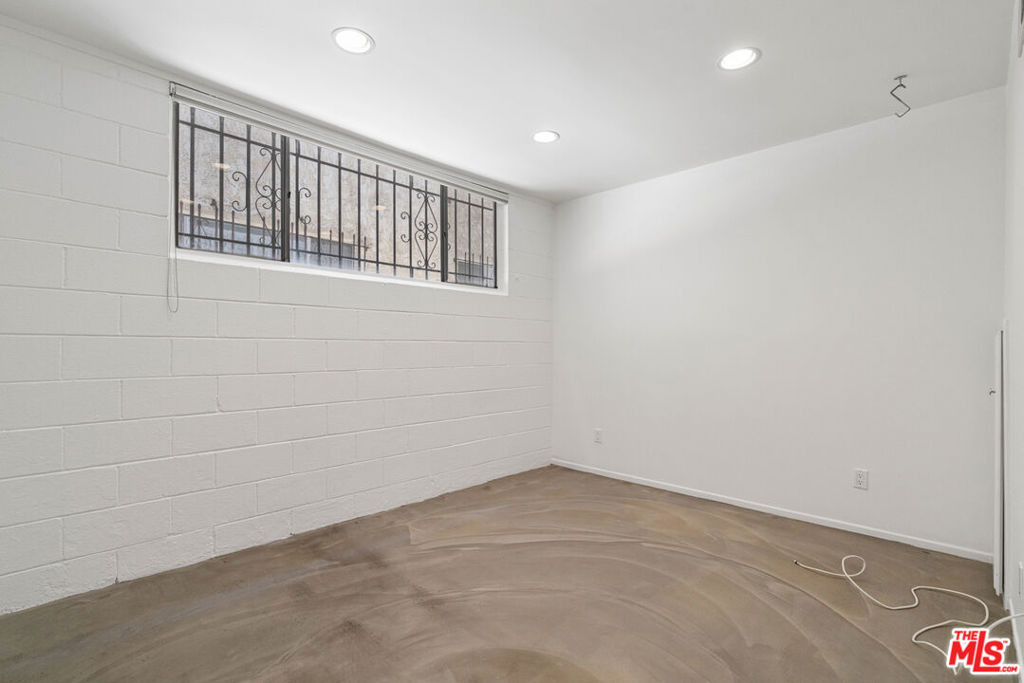 1828 Barry Avenue - Photo 31