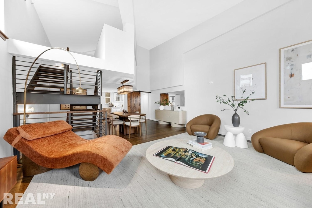 305 Second Avenue - Photo 4