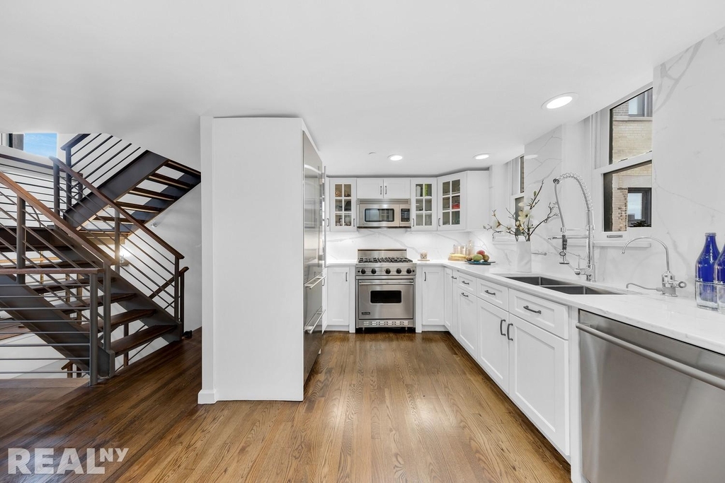 305 Second Avenue - Photo 6
