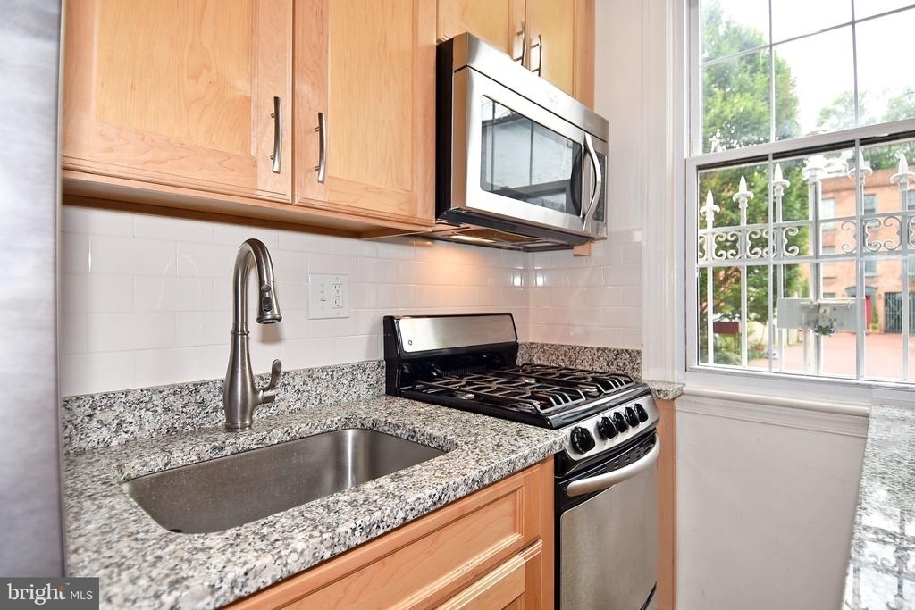 915 Hughes Mews Nw - Photo 3