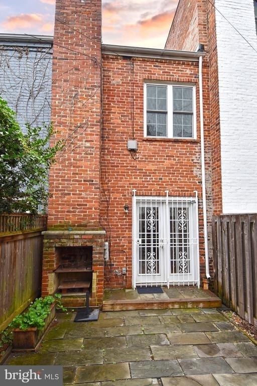 915 Hughes Mews Nw - Photo 9
