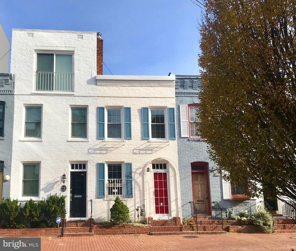 915 Hughes Mews Nw - Photo 0