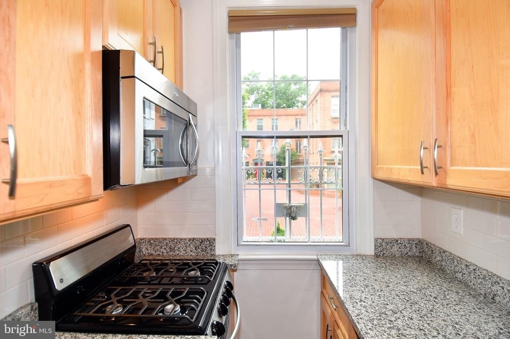 915 Hughes Mews Nw - Photo 4