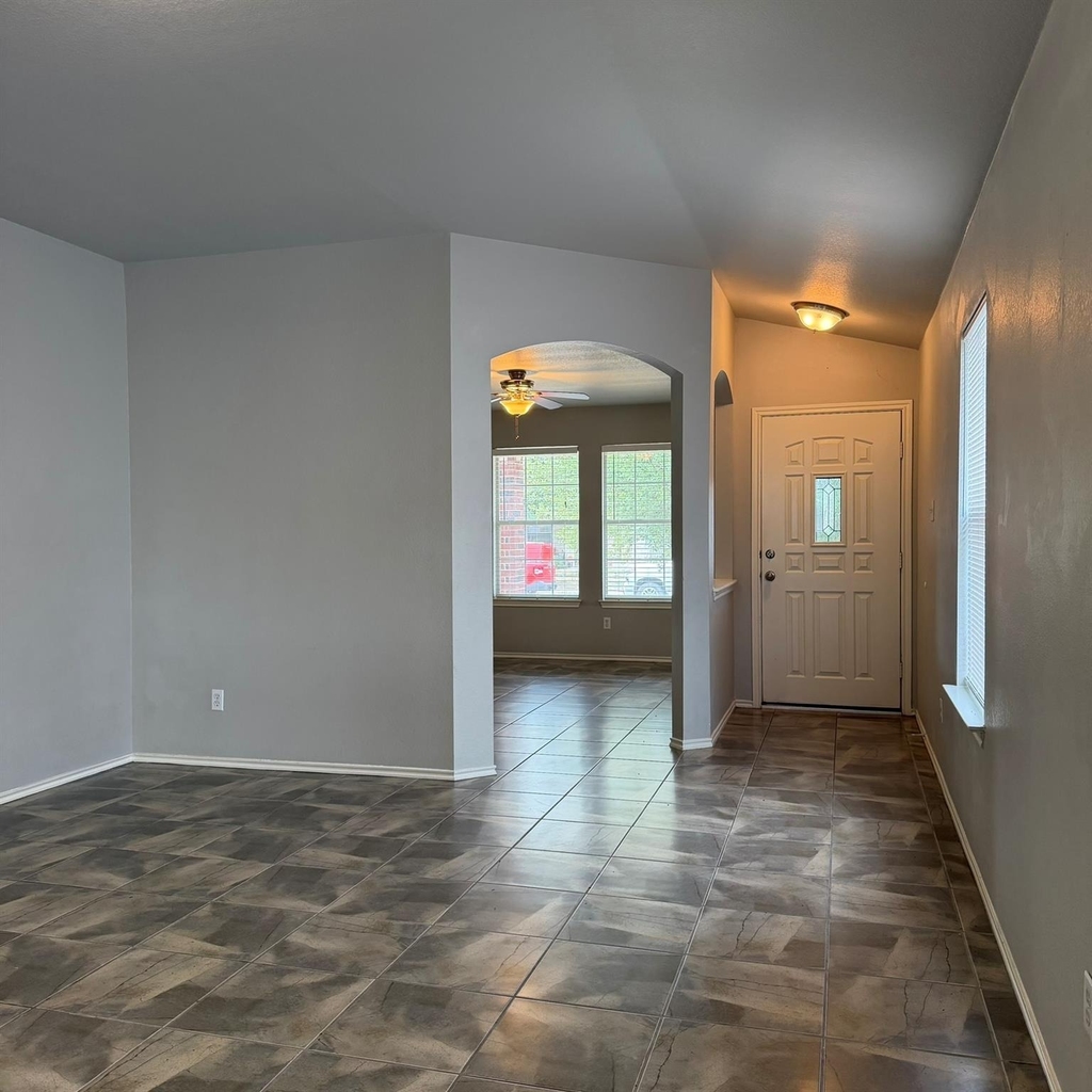 100 Carol Ave - Photo 3
