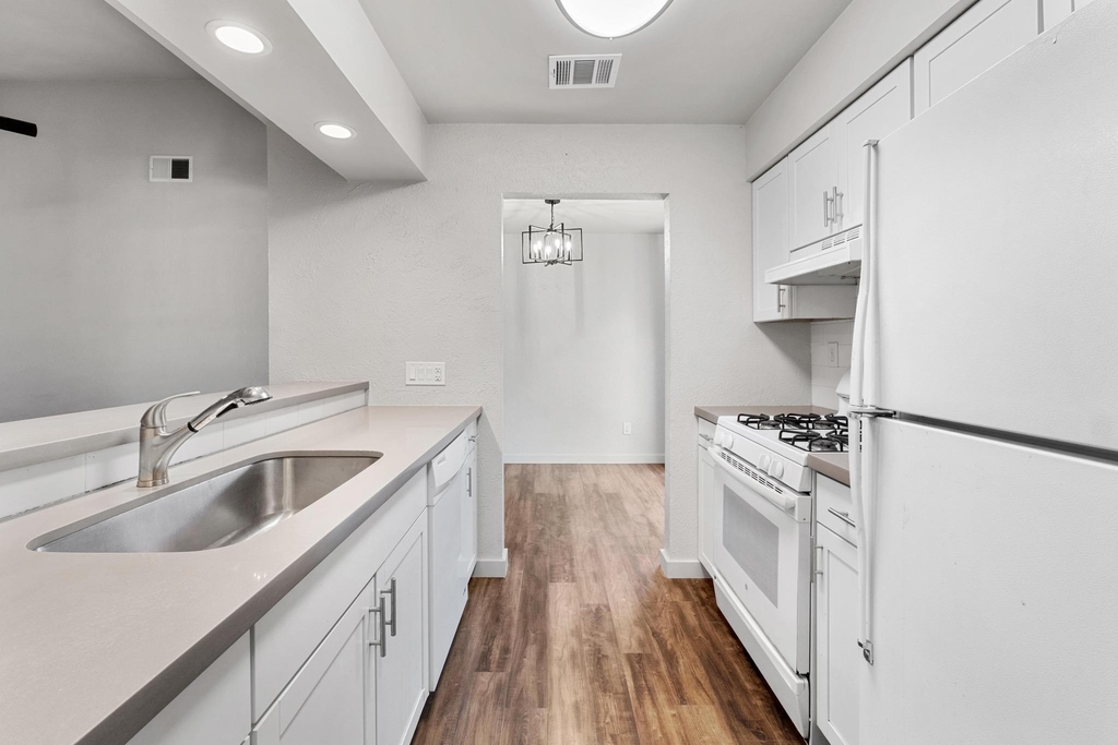 7600 E Woodstone Cv - Photo 5