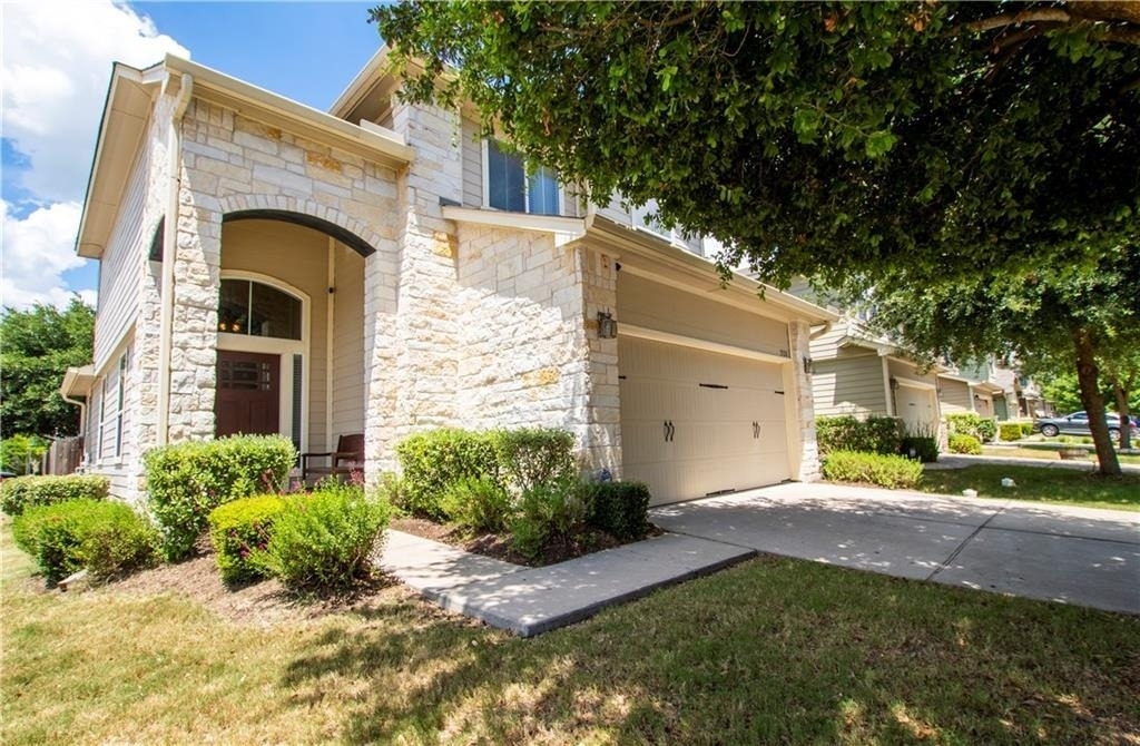 1520 Huckleberry Ln - Photo 0