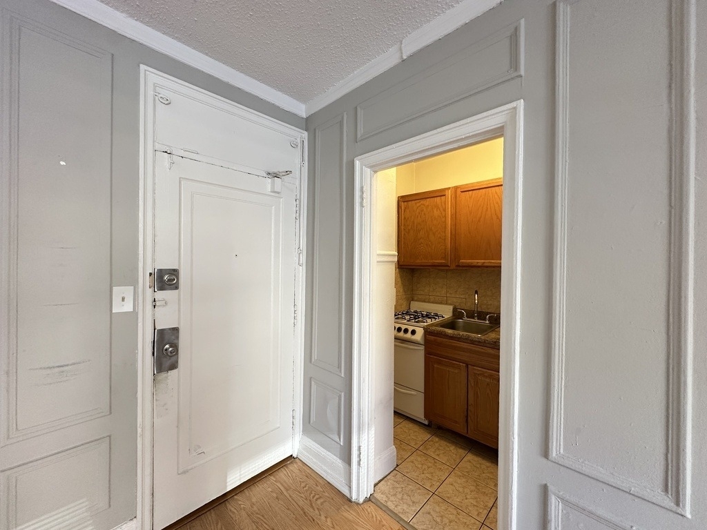 434 W Wellington Avenue - Photo 1
