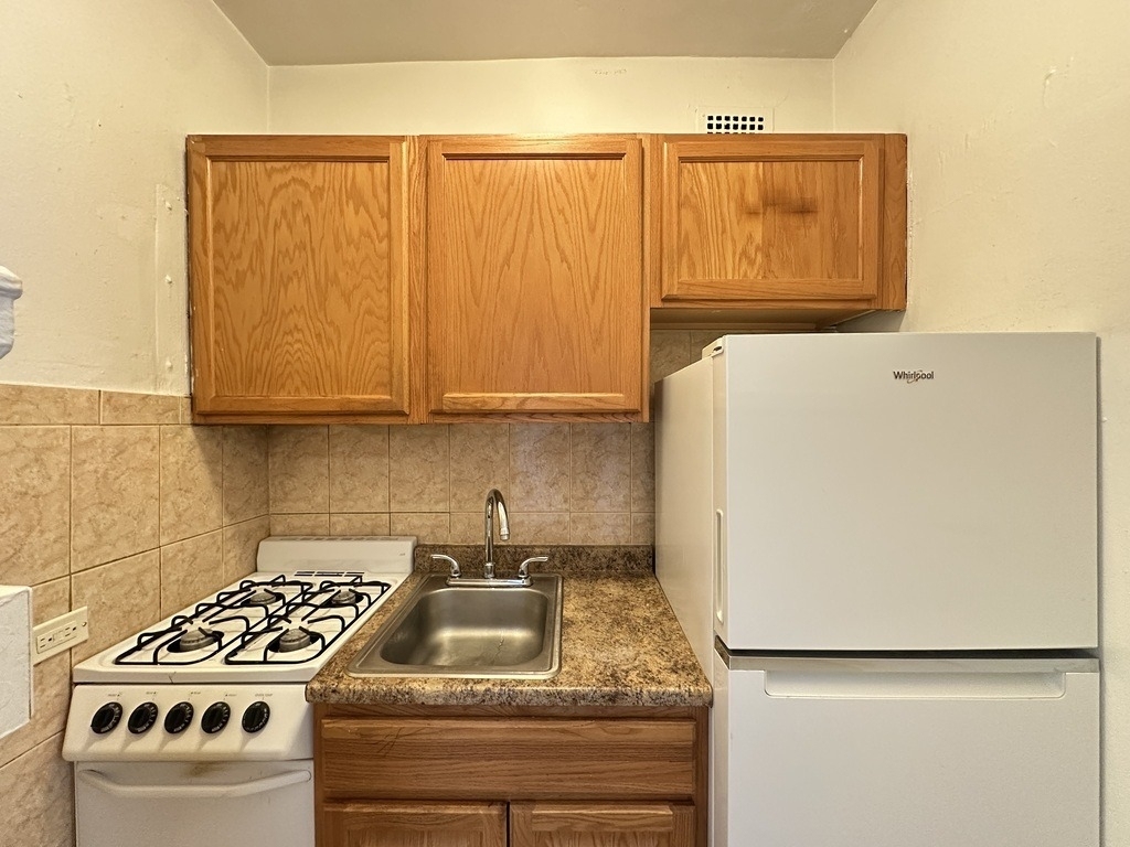 434 W Wellington Avenue - Photo 2
