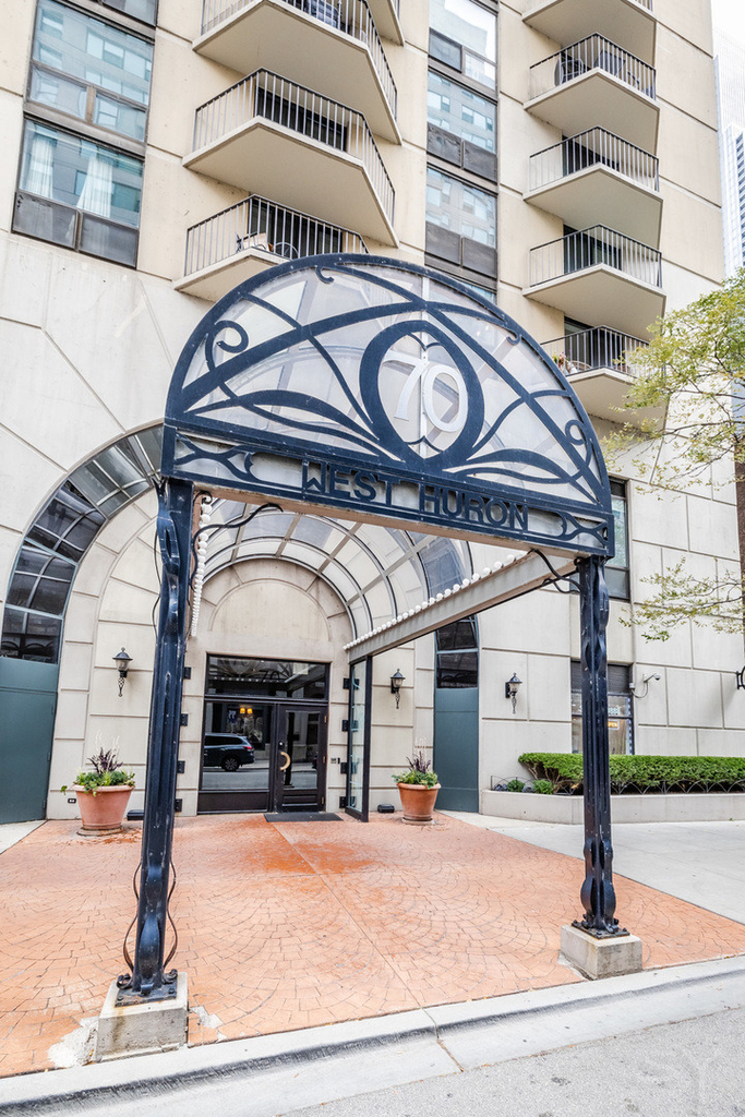 70 W Huron Street - Photo 1