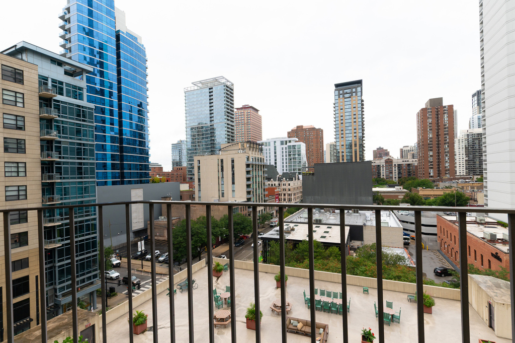 70 W Huron Street - Photo 11