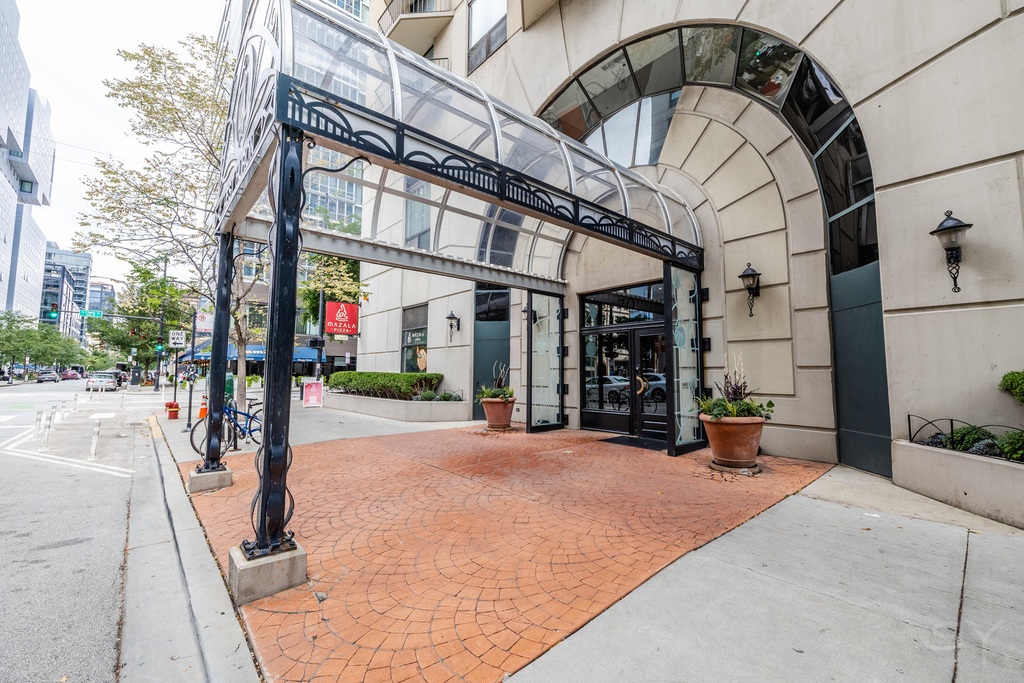70 W Huron Street - Photo 2