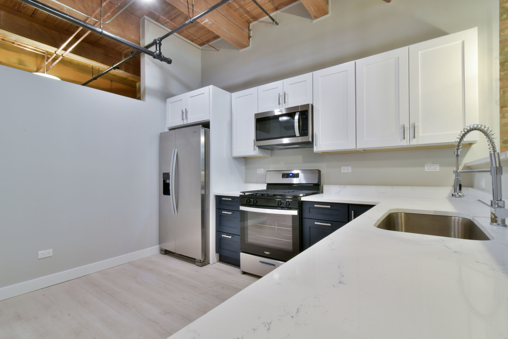 11 E Illinois Street - Photo 3