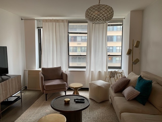222 E Pearson Street - Photo 3