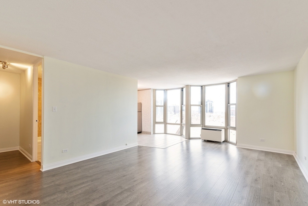 1340 N Dearborn Parkway - Photo 1