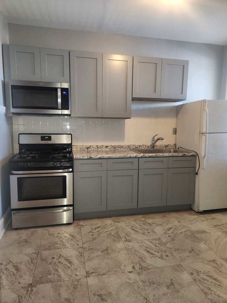 3042 W Leland Avenue - Photo 11
