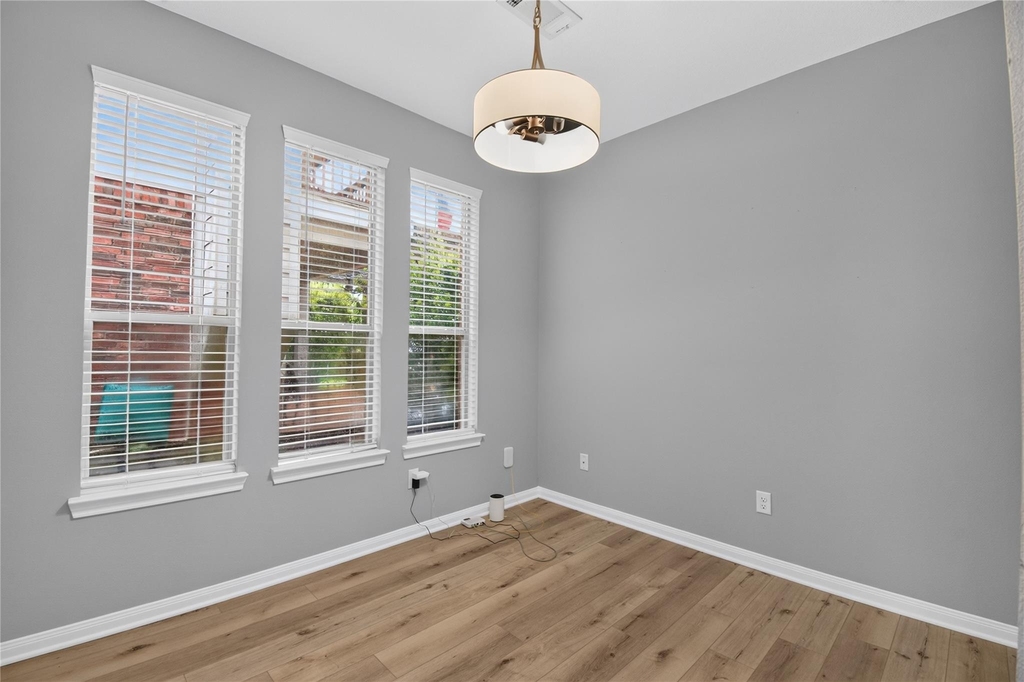 108 April Cove - Photo 10