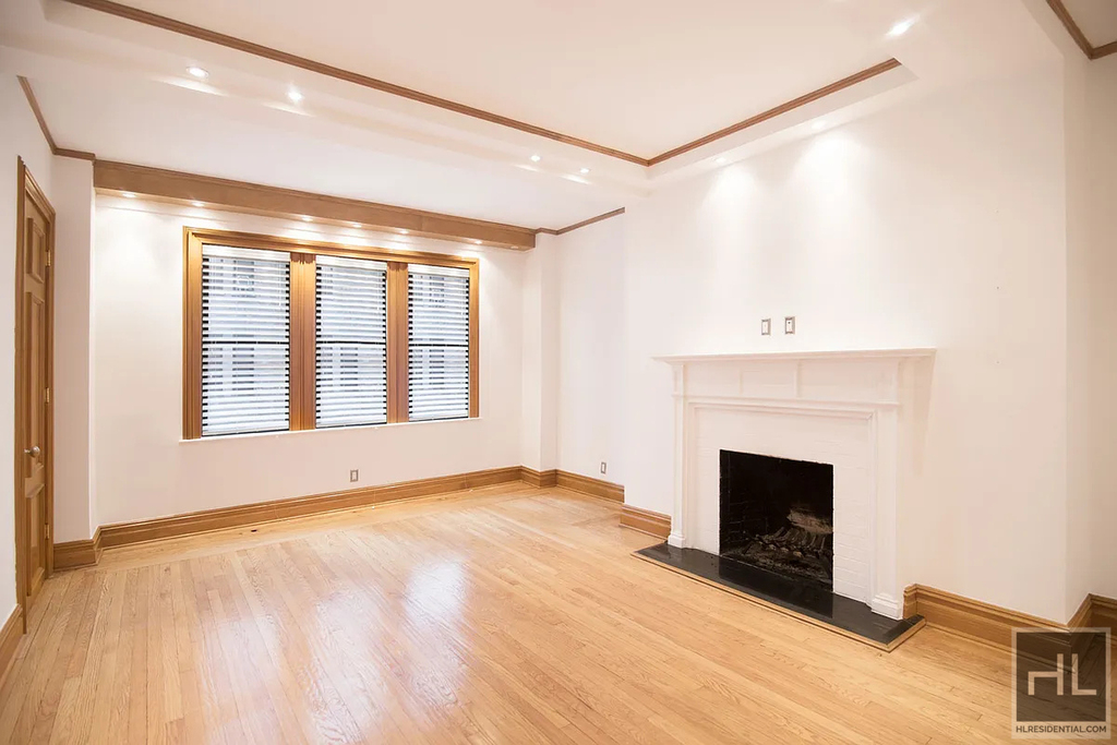 West 58 Street - Photo 1