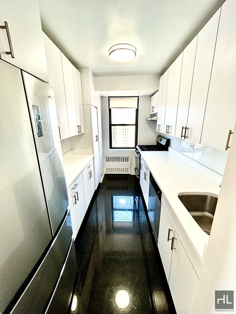 E 82 St - Photo 3