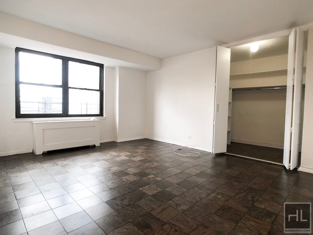 E 82 St - Photo 0