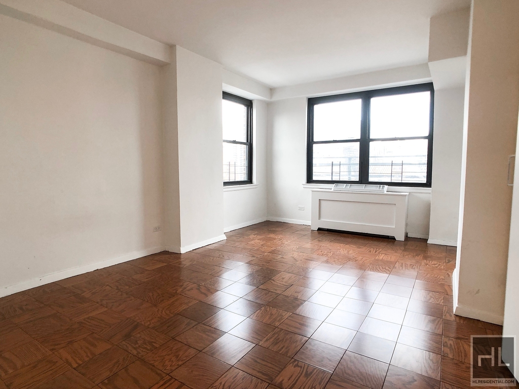 E 82 St - Photo 1