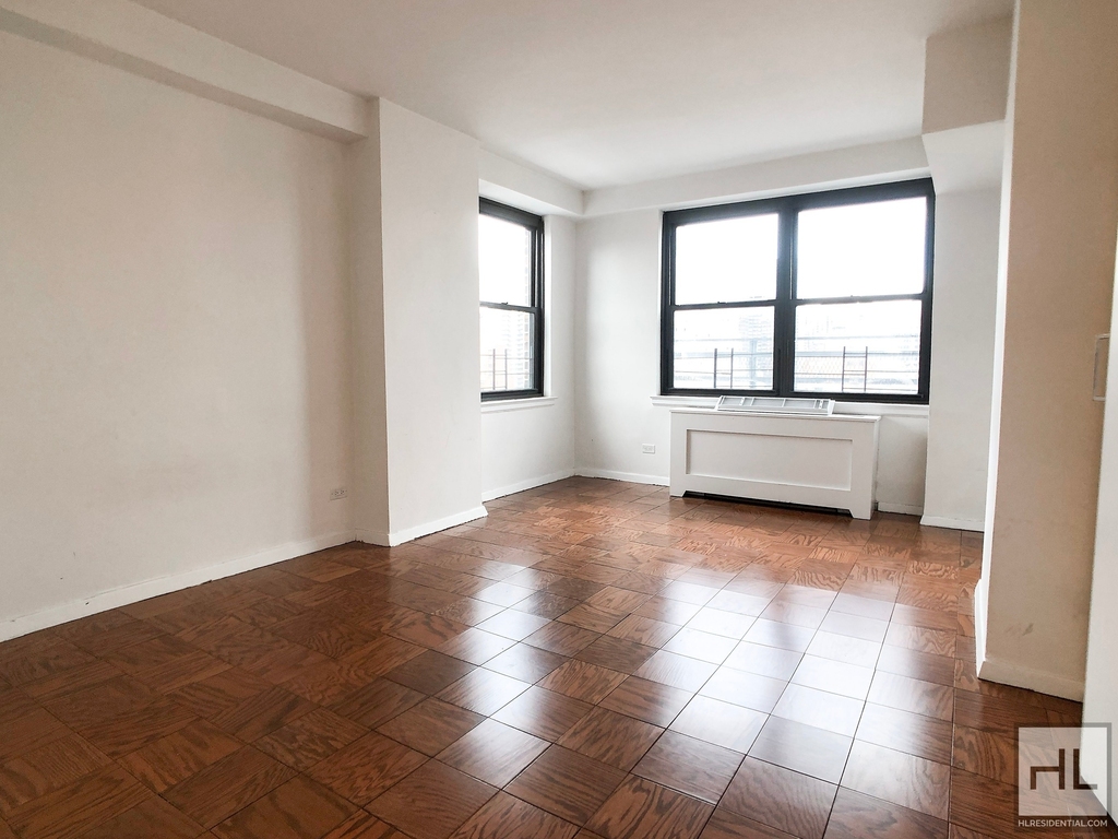 E 82 St - Photo 2