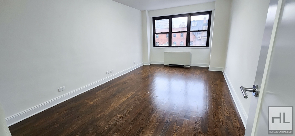E 16 St - Photo 3