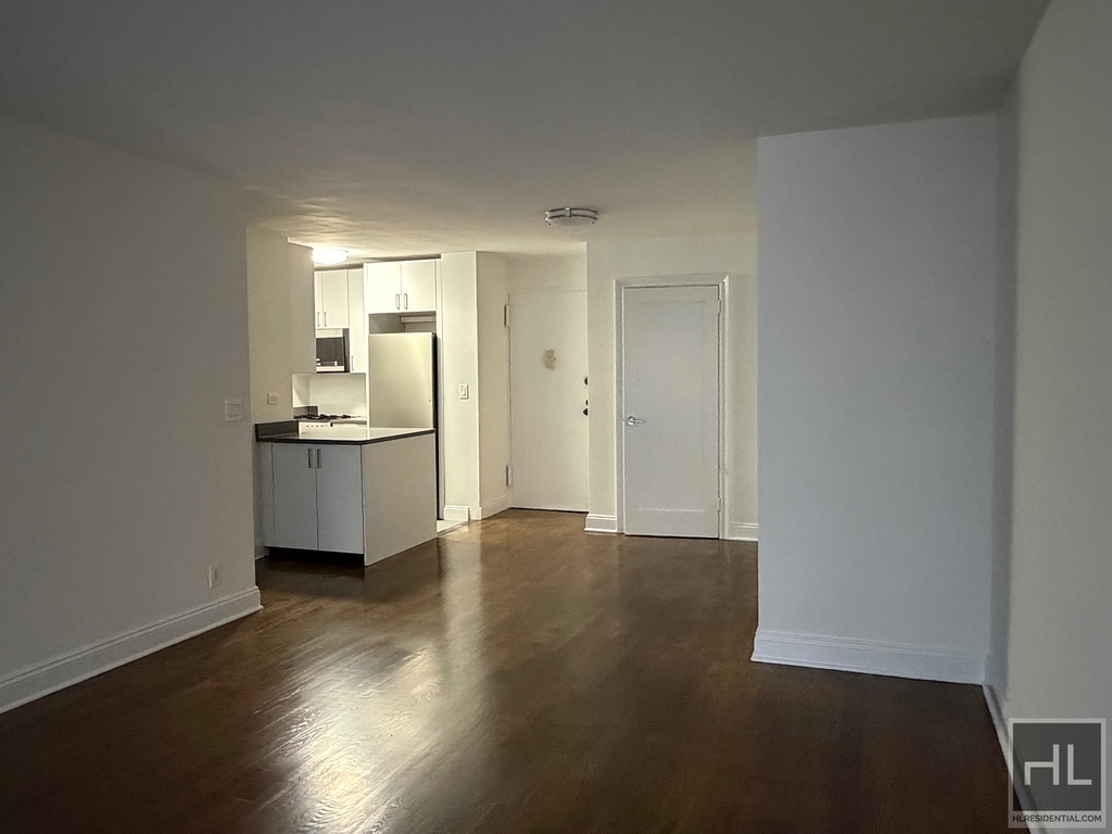 East 56 Street - Photo 4
