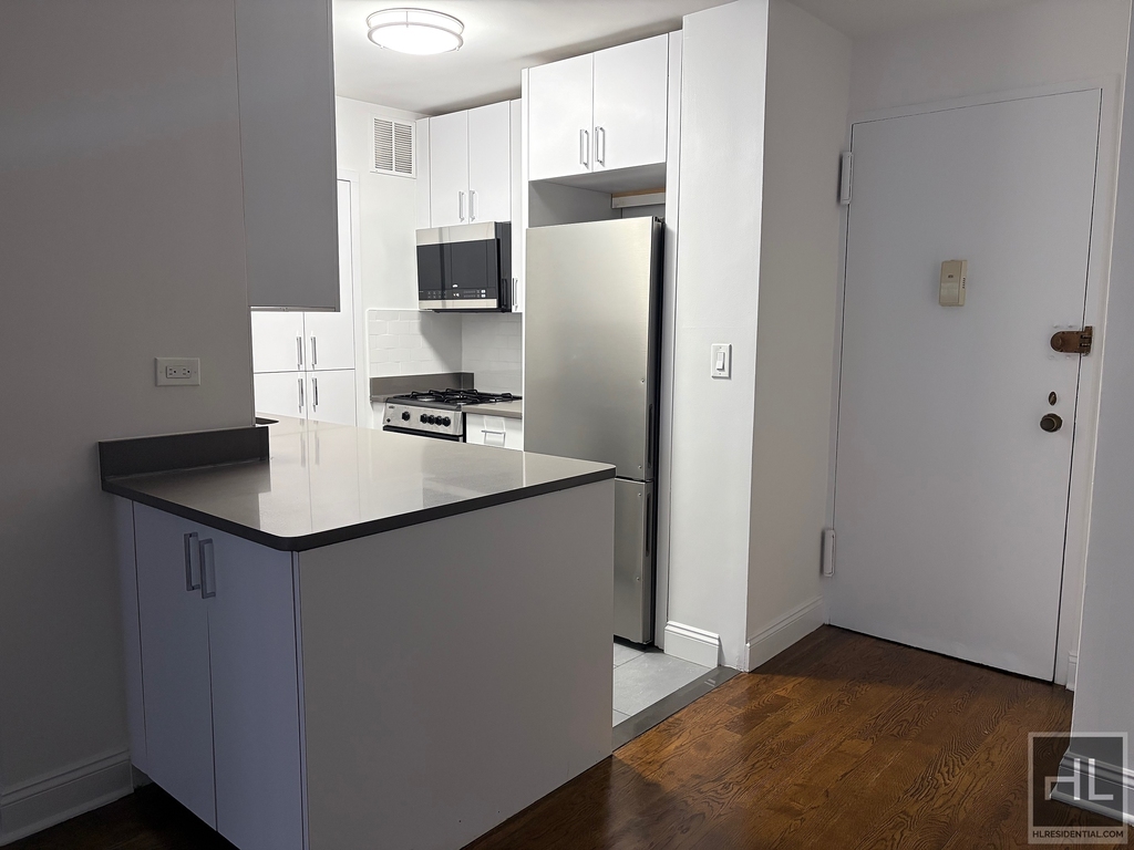 East 56 Street - Photo 2