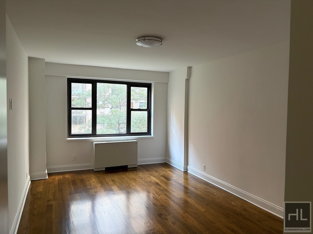 East 56 Street - Photo 1