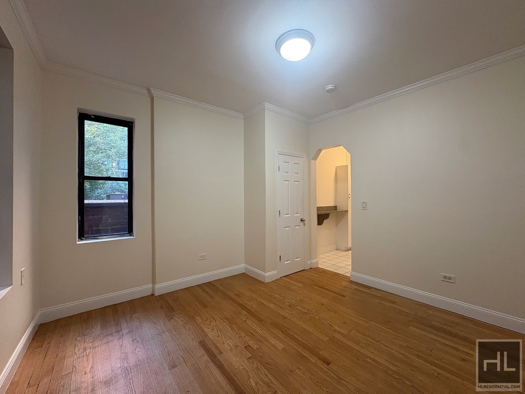 2 Avenue - Photo 3