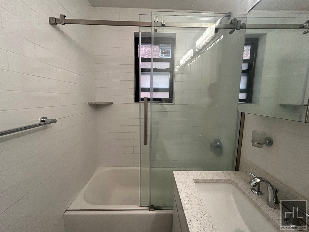 5 Avenue - Photo 2