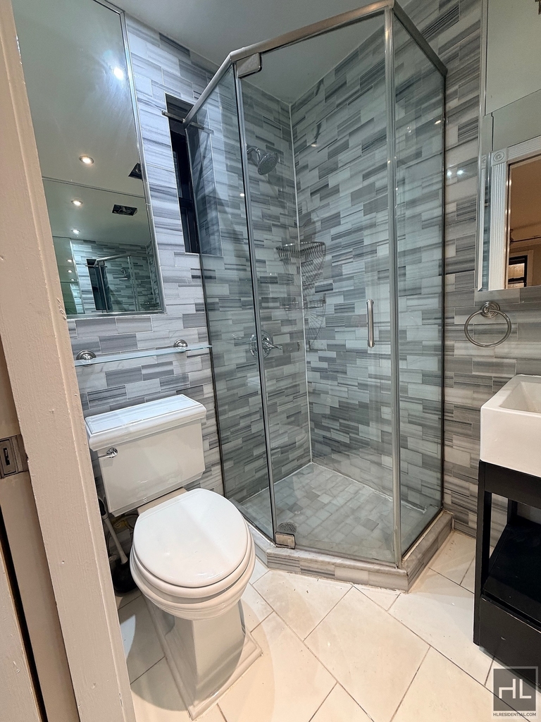 West 52 Street - Photo 7