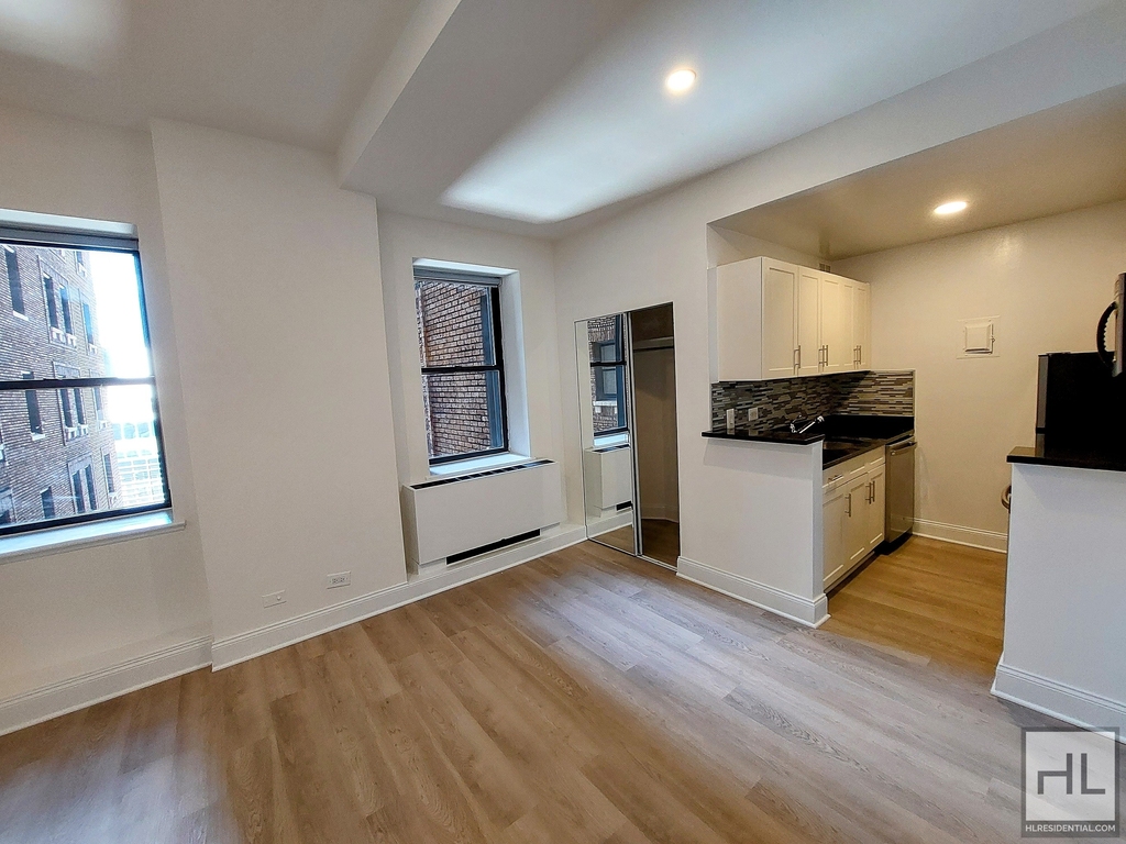 West 34th Street - Photo 2