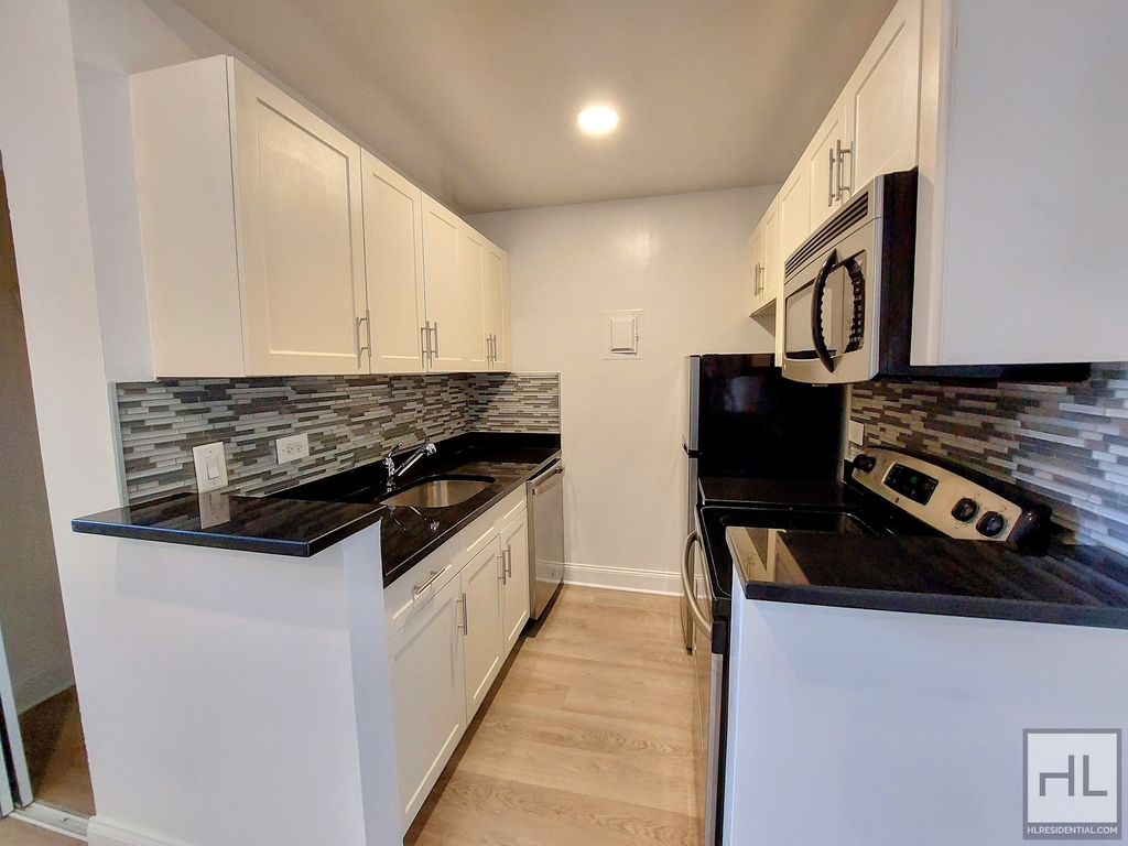West 34th Street - Photo 2
