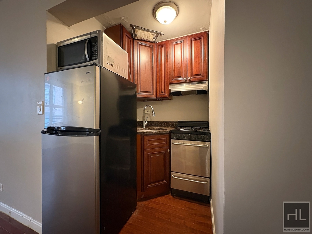 East 58 Street - Photo 2