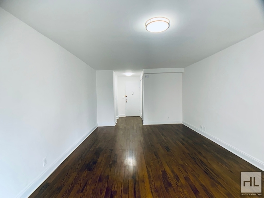East 56 Street - Photo 0