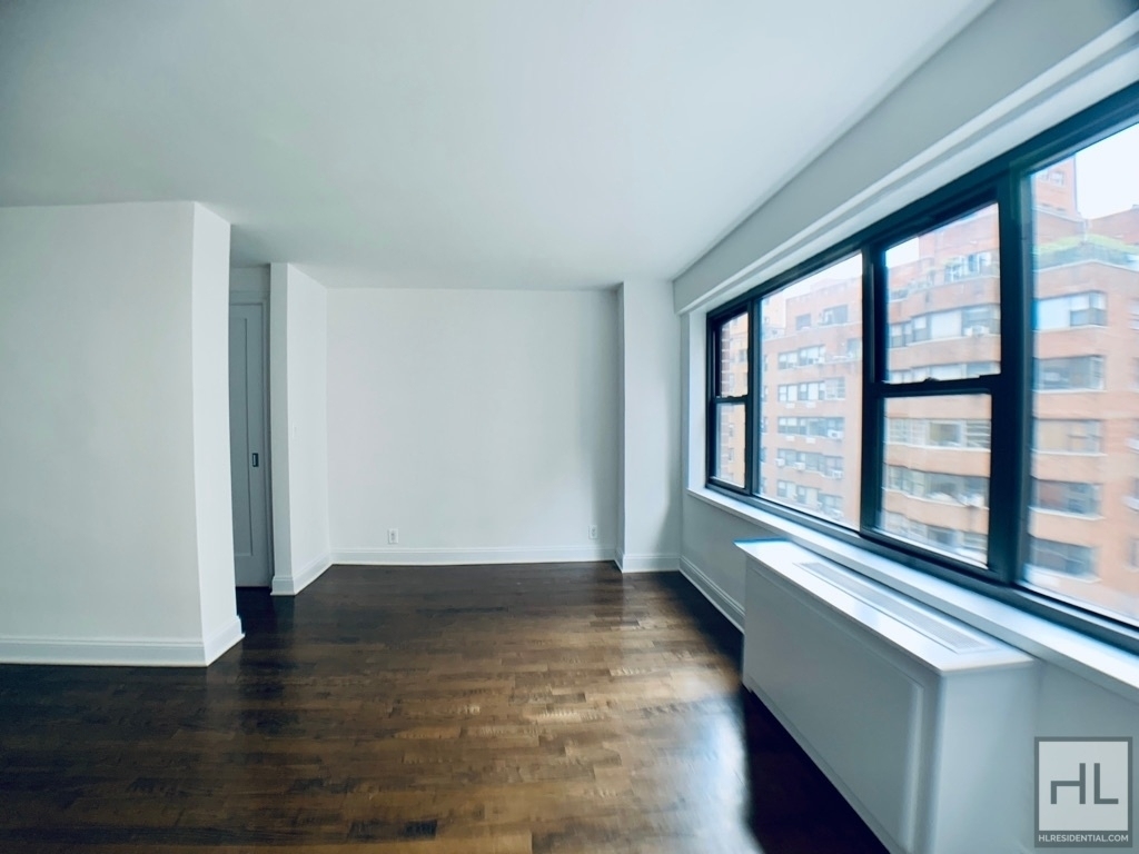 East 56 Street - Photo 1