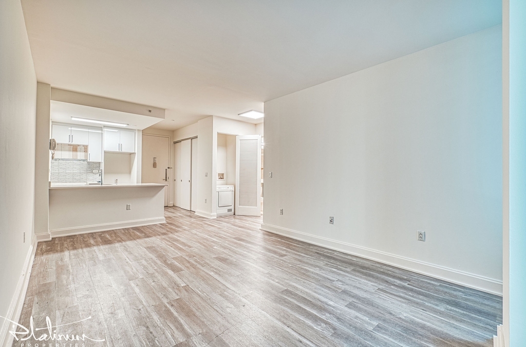 10 Hanover Square - Photo 2