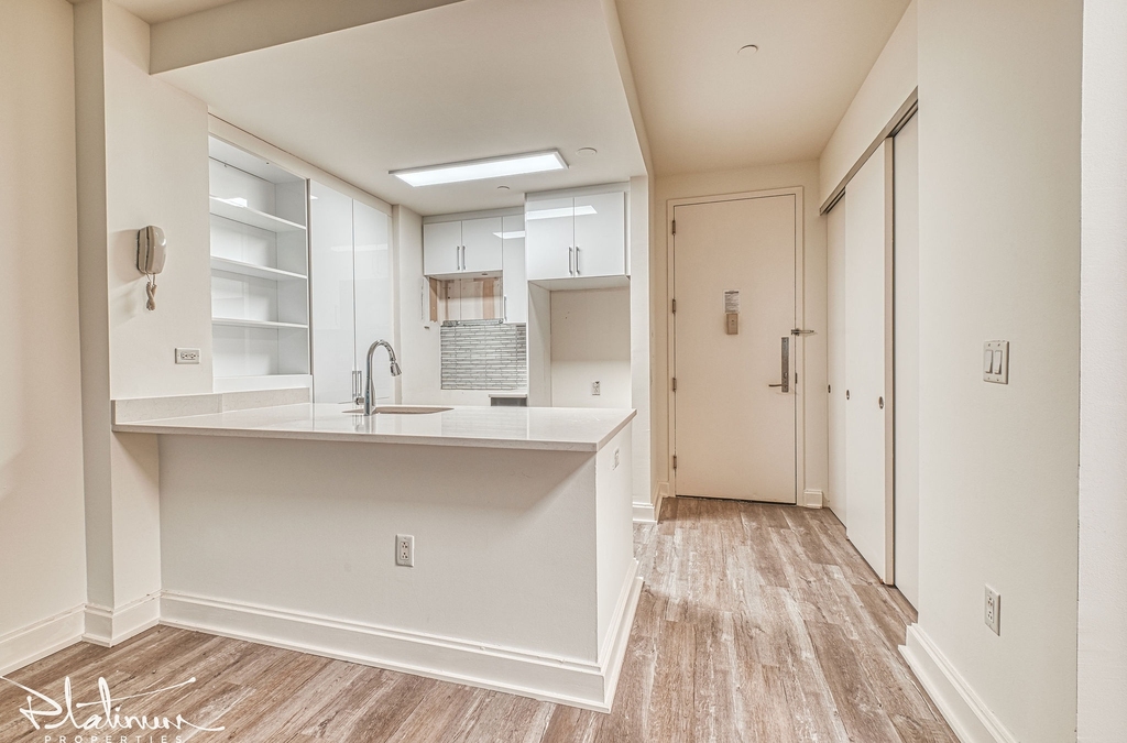 10 Hanover Square - Photo 1