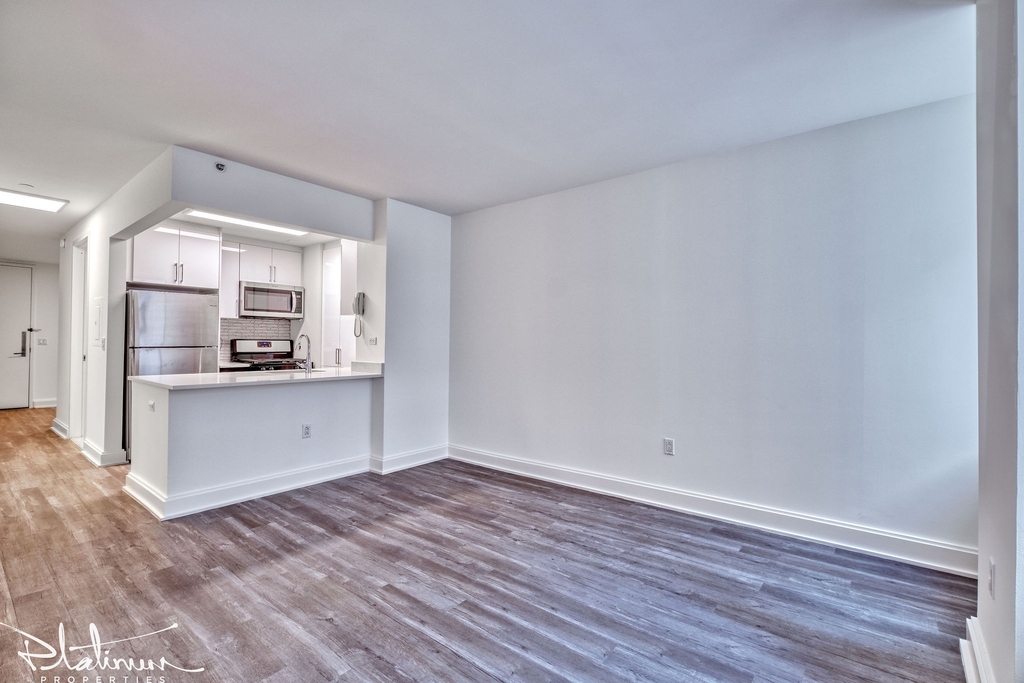 10 Hanover Square - Photo 2