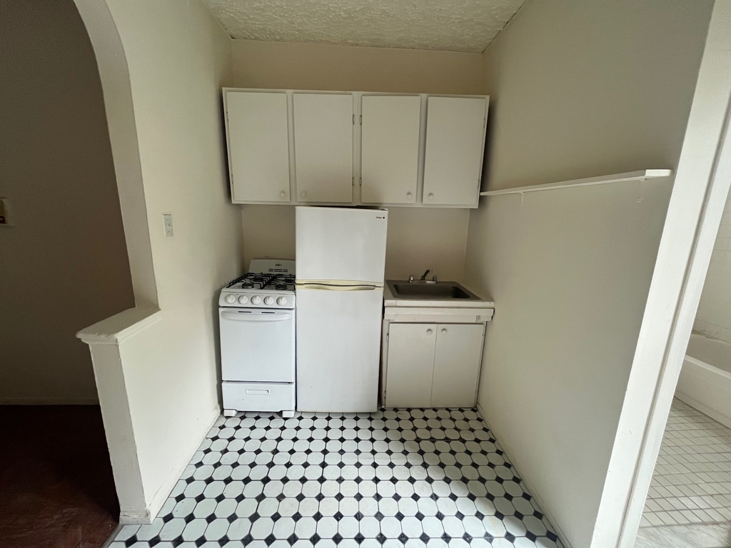 300 East 89th Street, New York, NY 10128 - Photo 1