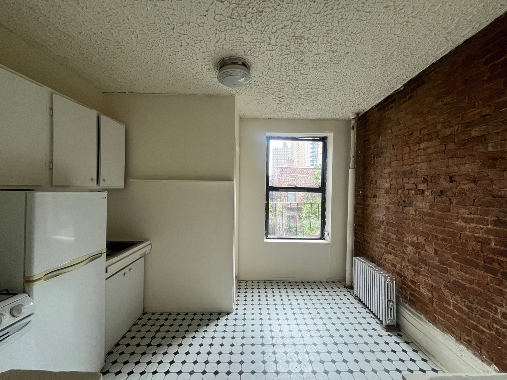 300 East 89th Street, New York, NY 10128 - Photo 0