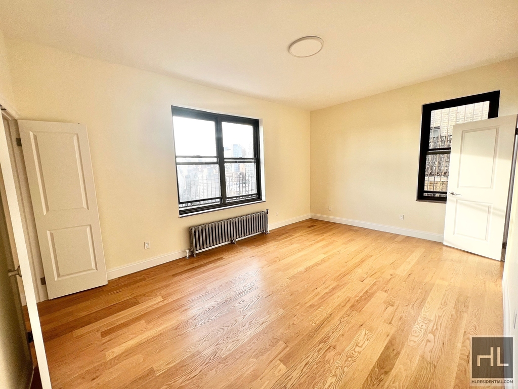 Second Avenue - Photo 2