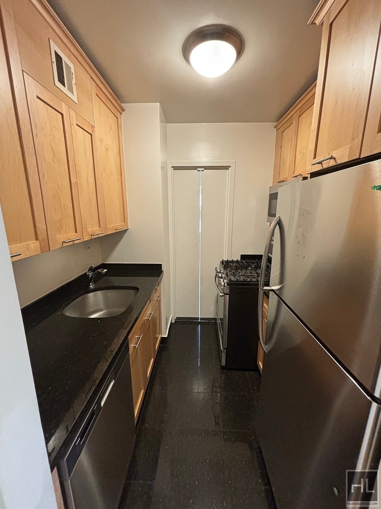 West 87th Street - Photo 6