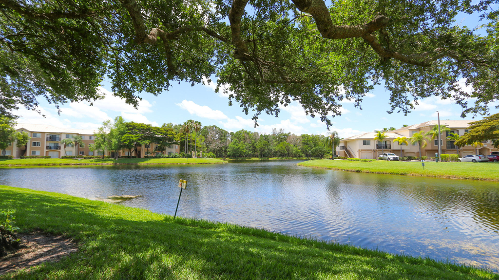 500 Crestwood Court N - Photo 1